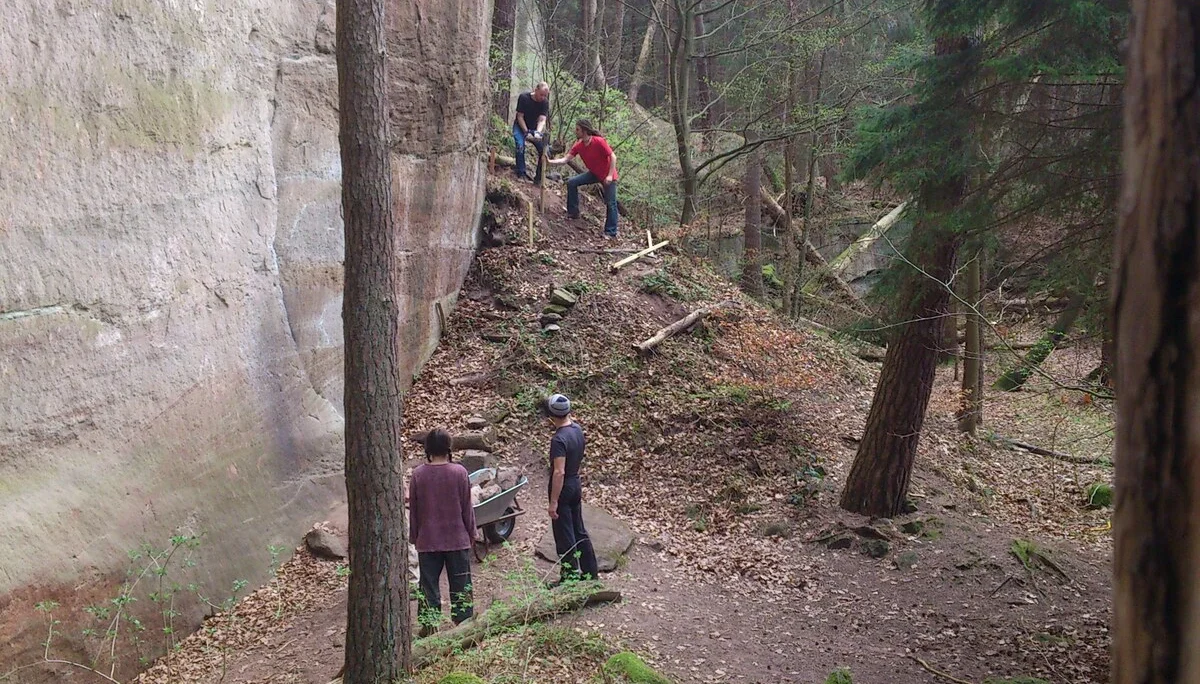 Wegebau an der Hauwand | © CC BY-NC-ND