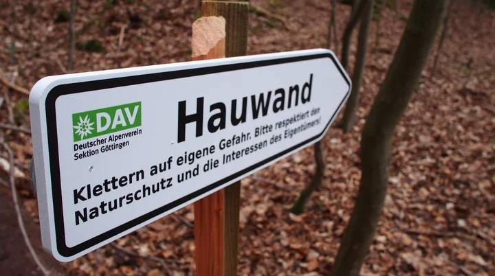 Wegweiser am Zustieg | © CC BY-NC-ND