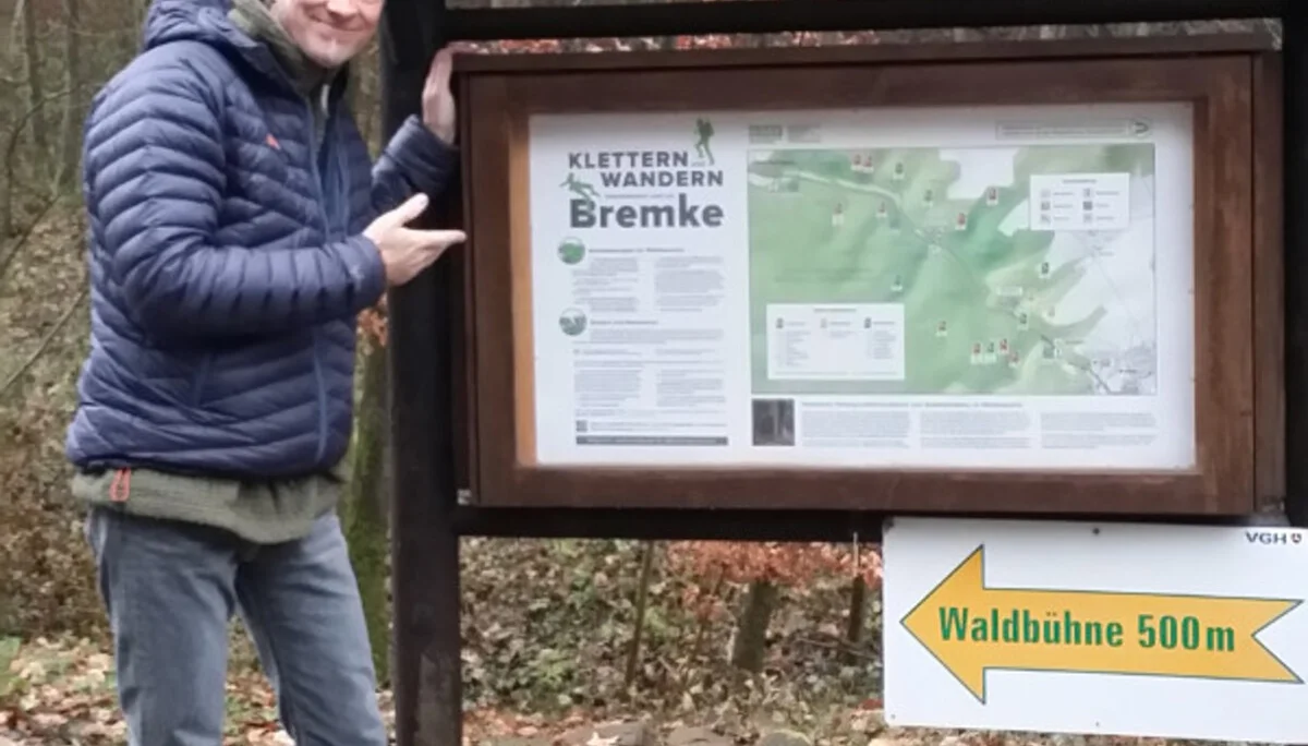 Wegweiser am Wanderparkplatz Bremke nach Sanierung | © CC BY-NC-ND