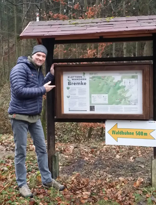 Wegweiser am Wanderparkplatz Bremke nach Sanierung | © CC BY-NC-ND
