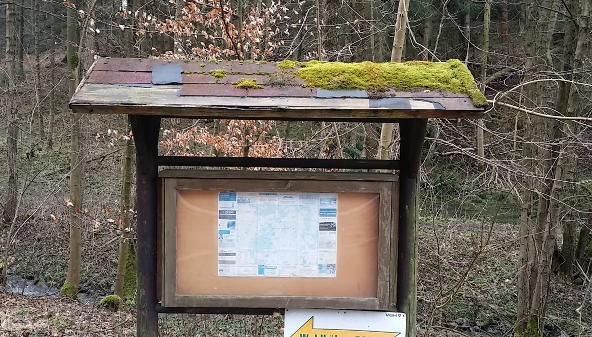 Wegweiser am Wanderparkplatz Bremke vor Sanierung | © CC BY-NC-ND