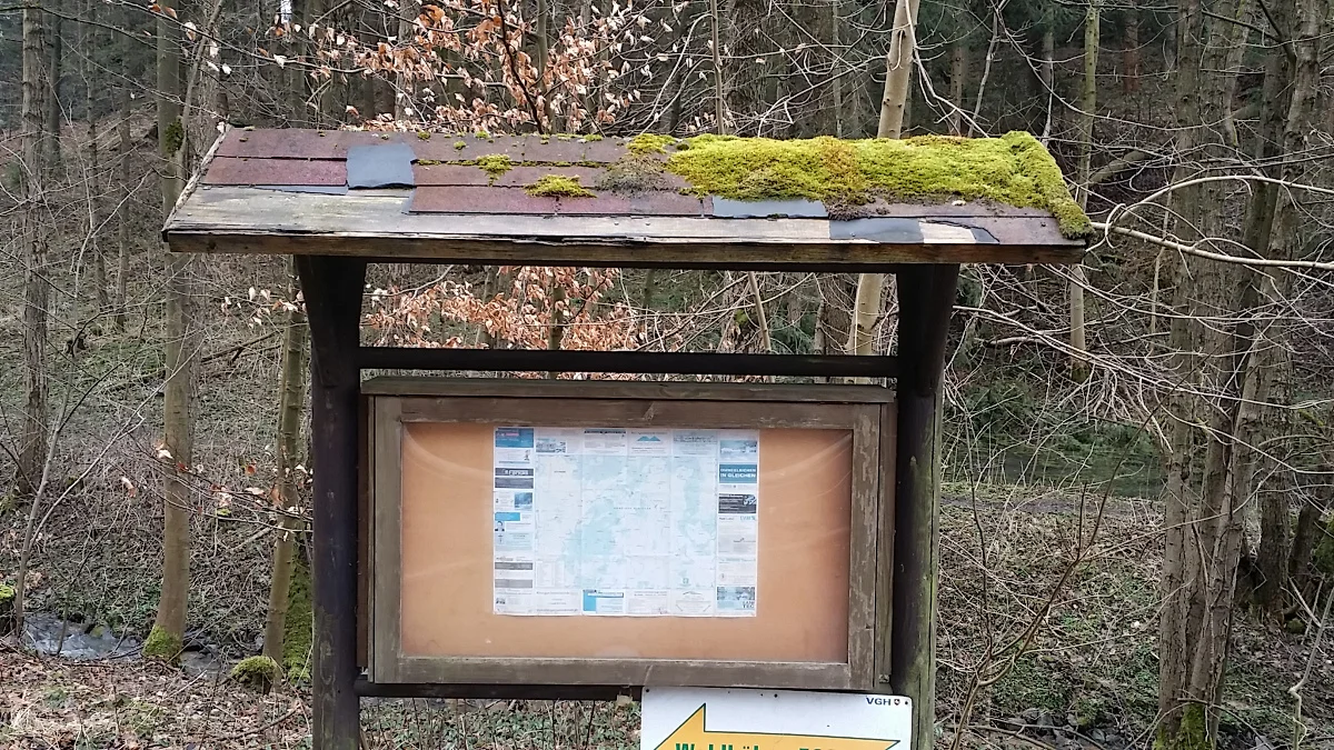 Wegweiser am Wanderparkplatz Bremke vor Sanierung | © CC BY-NC-ND