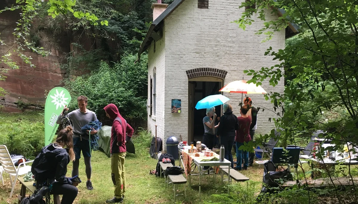 Wiese vor der Pfeilerwand | © CC BY-NC-ND