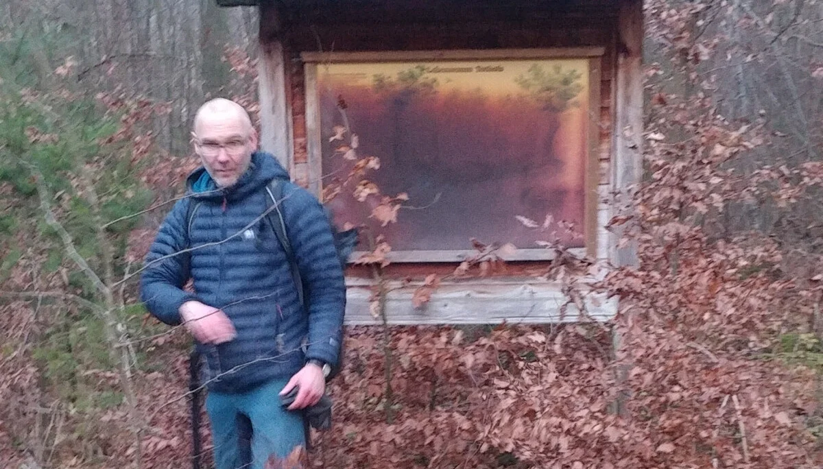 Drucktafel-Träger aus Holz mit Dach | © CC BY-NC-ND