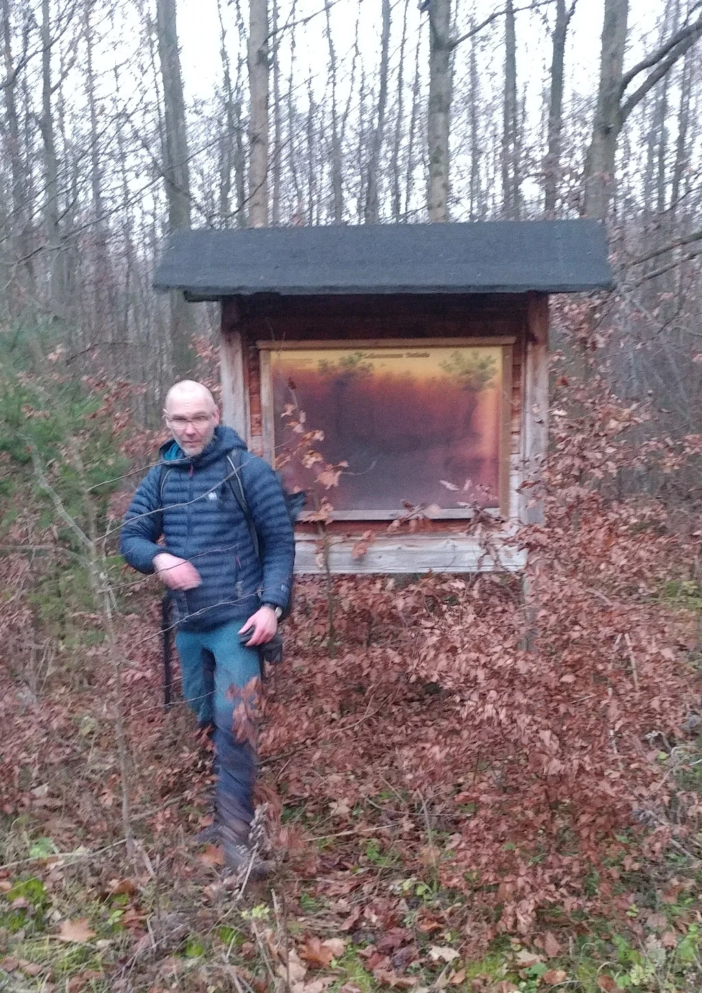 Drucktafel-Träger aus Holz mit Dach | © CC BY-NC-ND