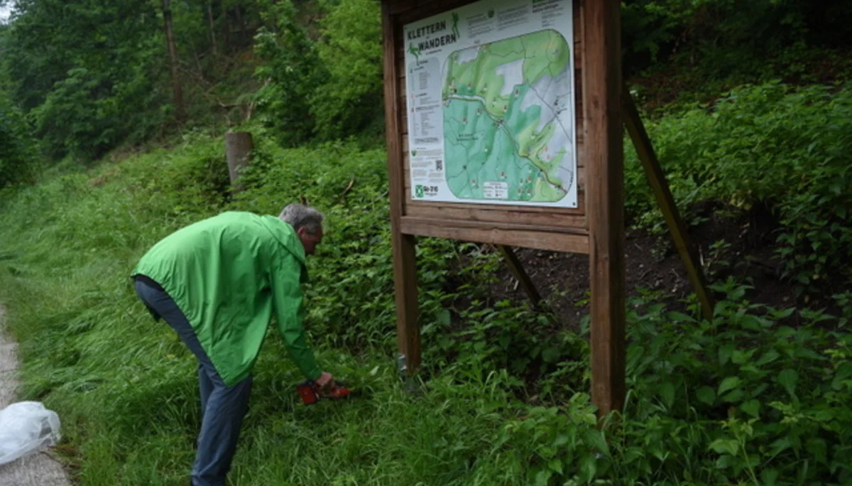 Drucktafel-Träger aus Holz mit Dach | © CC BY-NC-ND