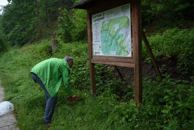 Drucktafel-Träger aus Holz mit Dach | © CC BY-NC-ND