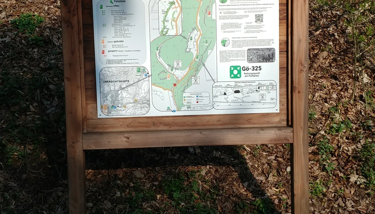 Drucktafel-Träger aus Holz mit Dach | © CC BY-NC-ND