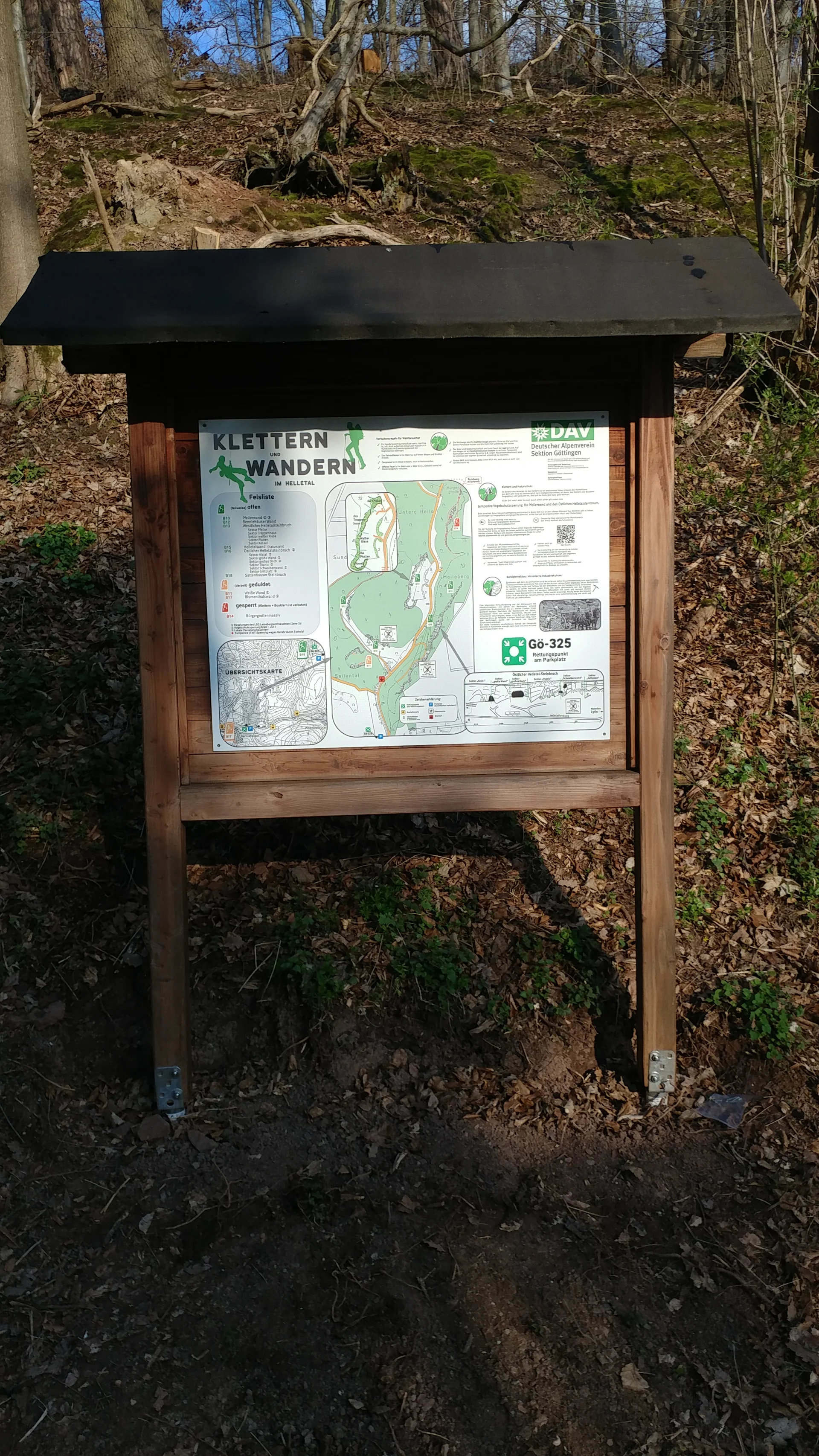 Drucktafel-Träger aus Holz mit Dach | © CC BY-NC-ND