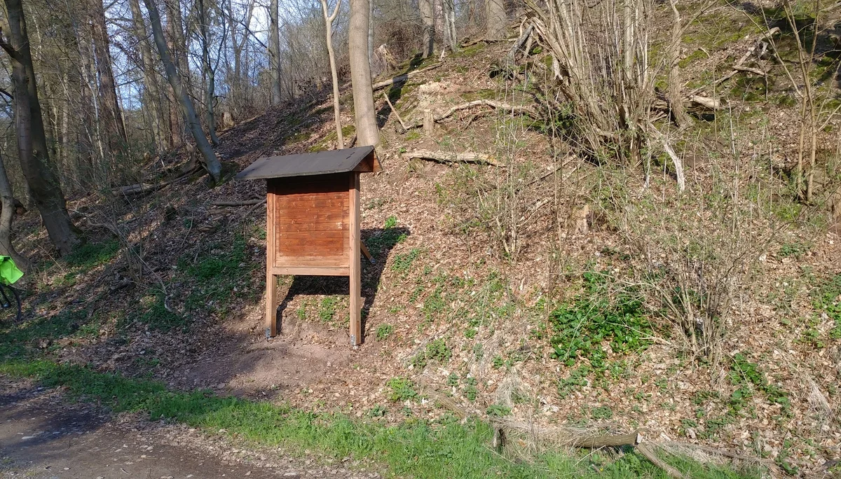 Drucktafel-Träger aus Holz mit Dach | © CC BY-NC-ND