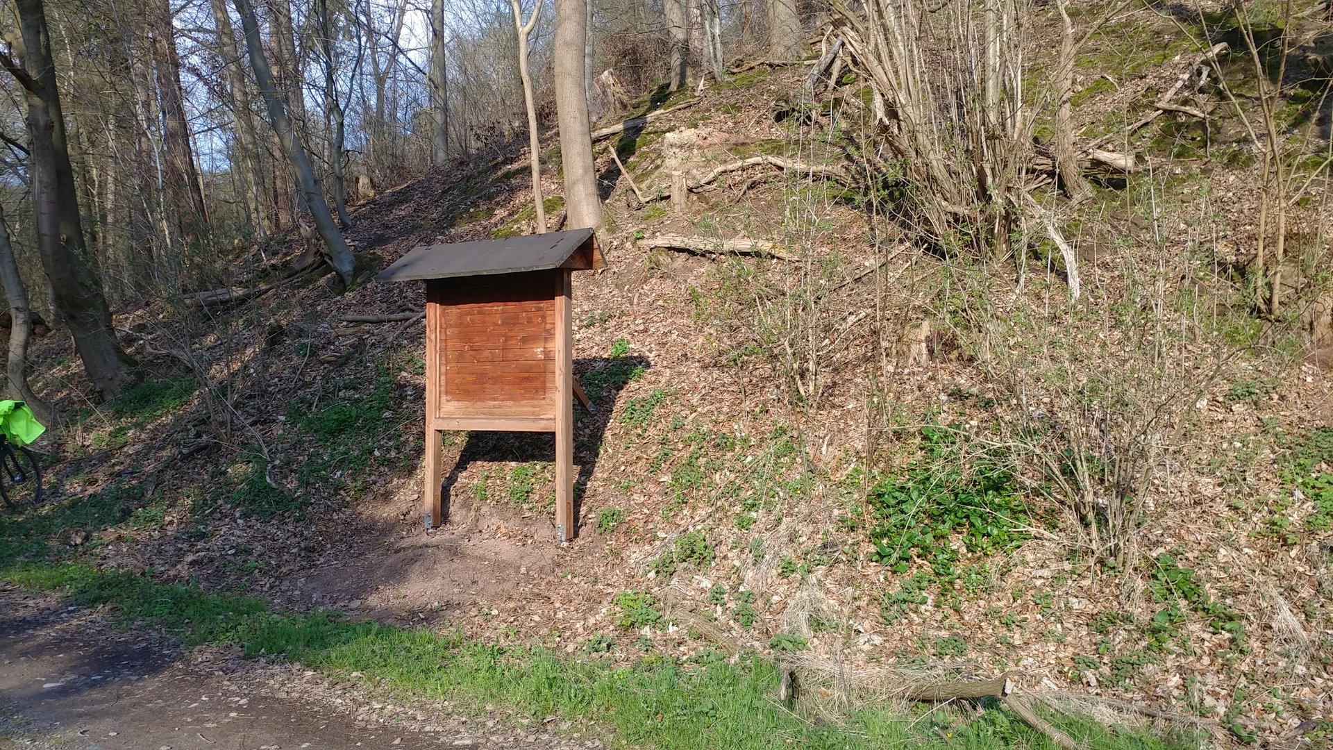 Drucktafel-Träger aus Holz mit Dach | © CC BY-NC-ND