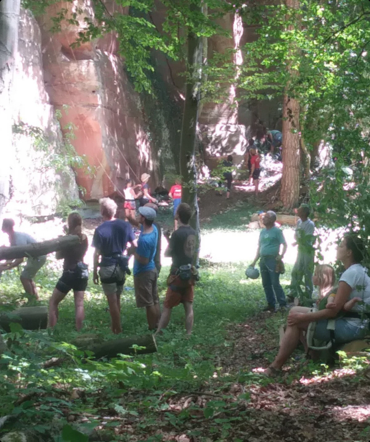 Kletter*innen und Zuschauer an der sonnigen Pfeilerwand im August 2022 | © DAV Göttingen