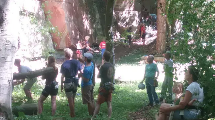 Kletter*innen und Zuschauer an der sonnigen Pfeilerwand im August 2022 | © DAV Göttingen