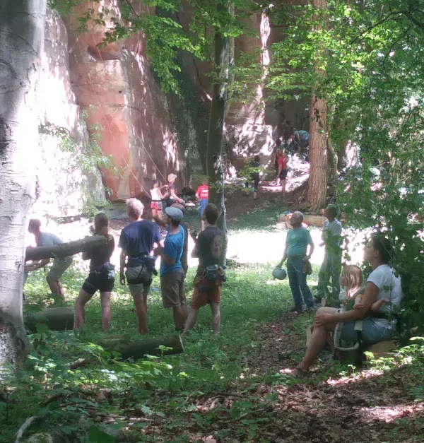 Kletter*innen und Zuschauer an der sonnigen Pfeilerwand im August 2022 | © DAV Göttingen