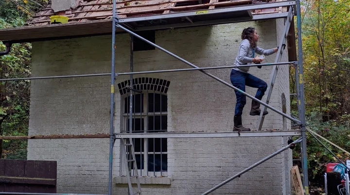 Sanierungsarbeiten mit Gerüst | © CC BY SA