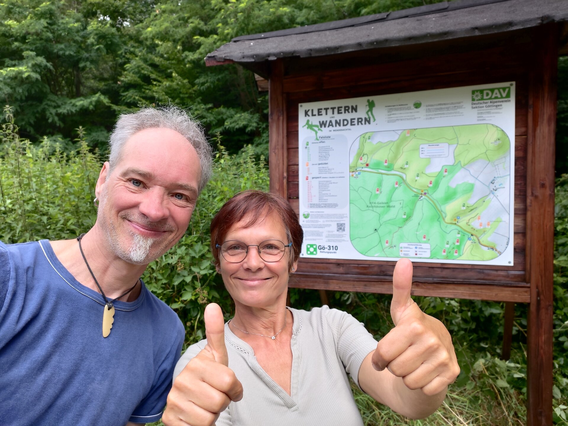 © CC BY-NC-ND Pflege des Kletter- und Wanderwegweisers bei Bettenrode | © CC BY-NC-ND