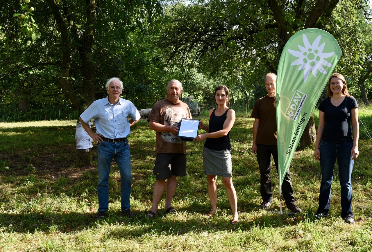 Vertragsschluss auf der Streuobstwiese | © Jürgen Hilbig
