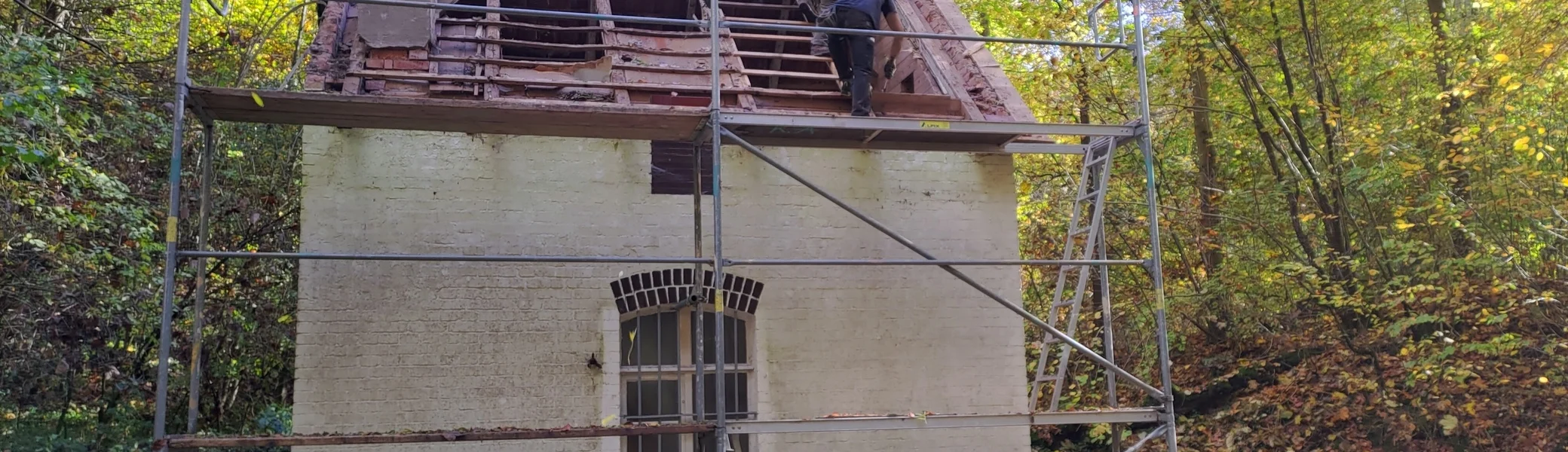 Mitglieder reparieren die Hütte | © DAV Göttingen
