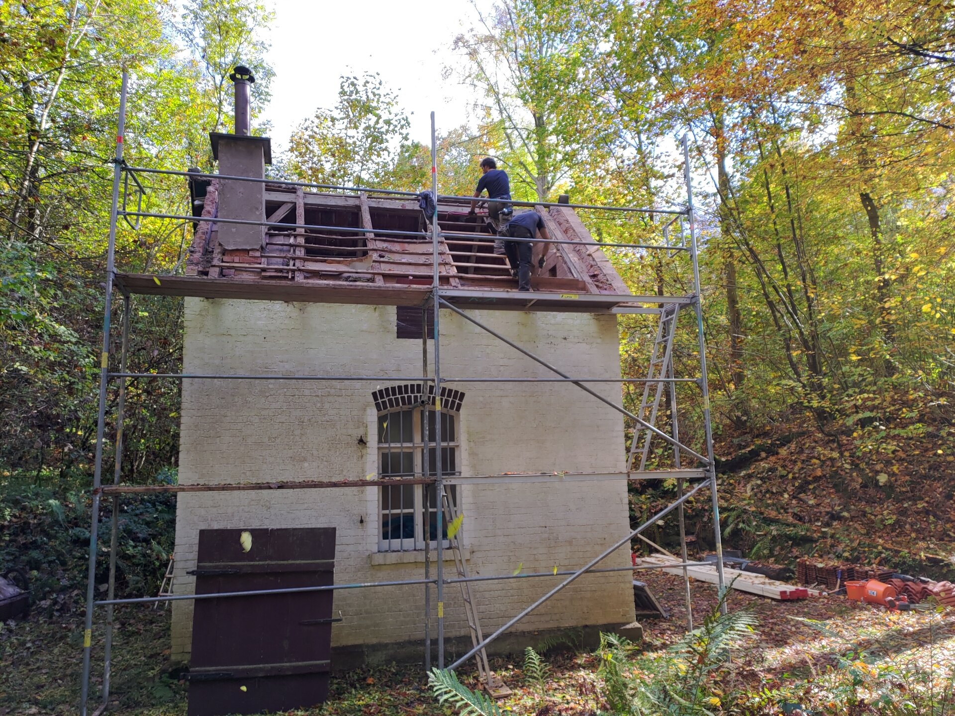 Mitglieder reparieren die Hütte | © DAV Göttingen