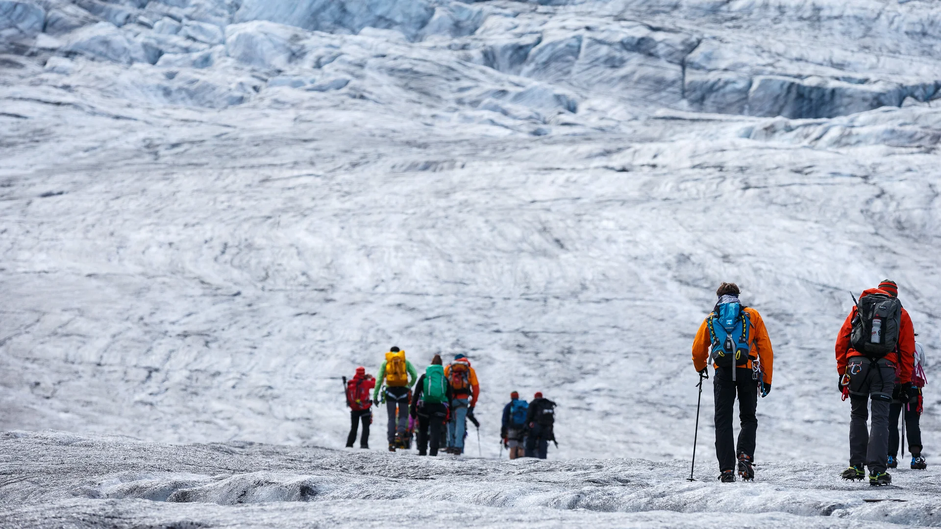 Hochtour: über den Gepatschferner zur Rauhekopfhütte. | © DAV/Marco Kost Eine Hochtourengruppe wandert über das Eisfeld über den Gepatschferner zur Rauhekopfhütte. | © DAV/Marco Kost