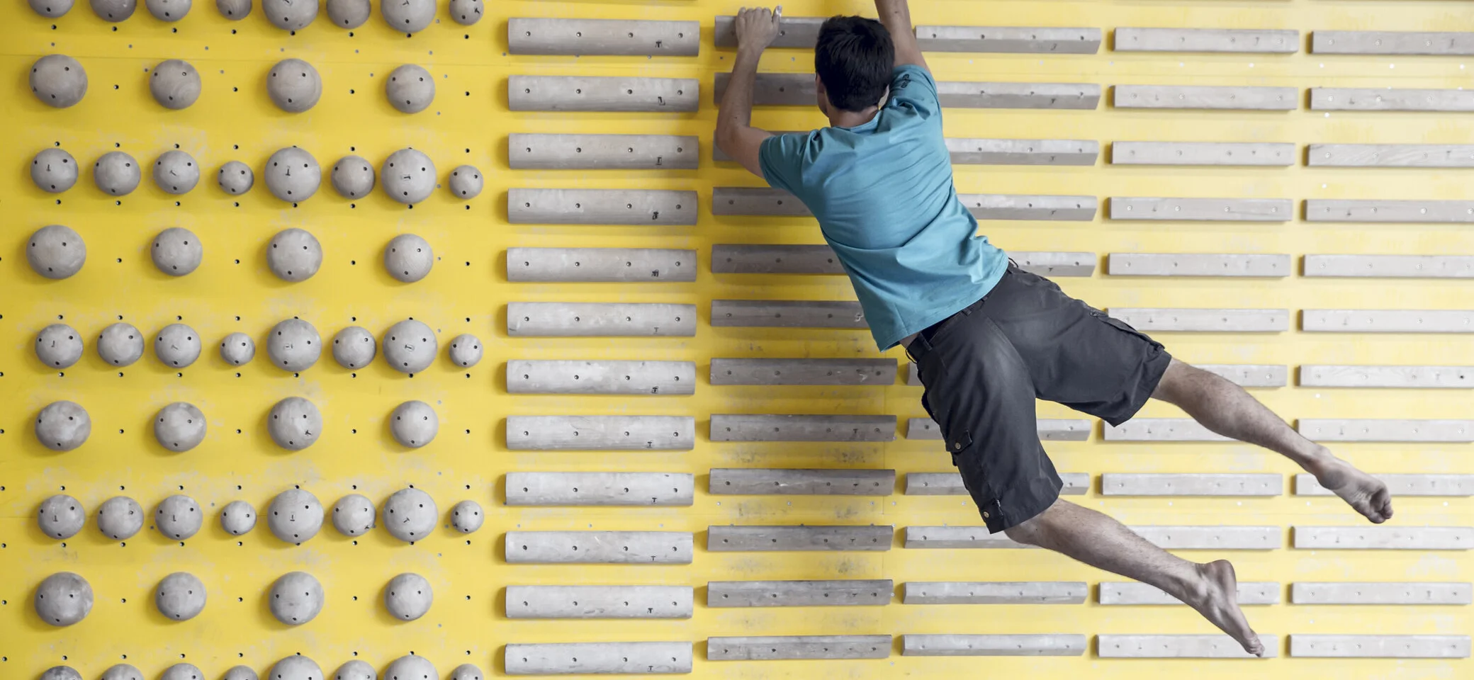 Ein Mann beim Training am Campusboard. | © DAV/ Hansi Heckmair