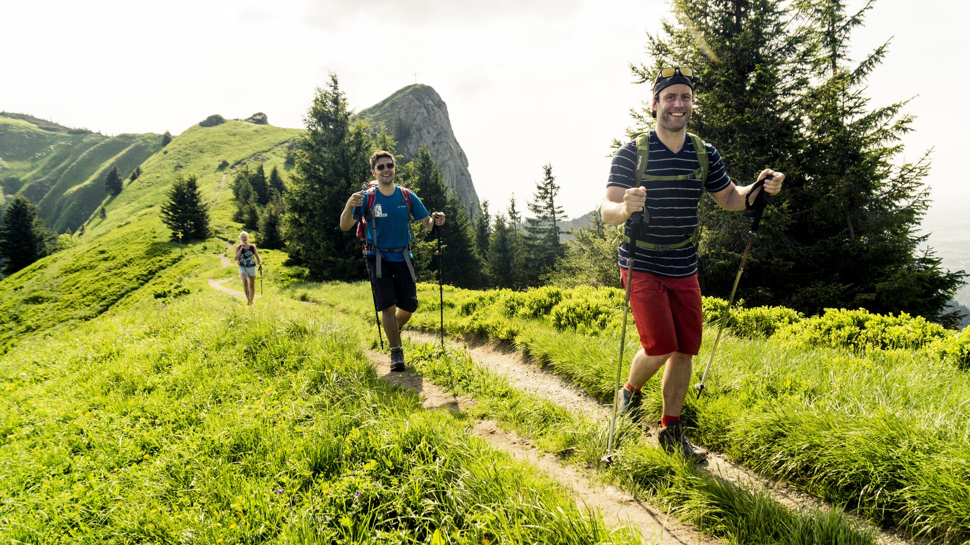 Wandern in den Chiemgauer Alpen | © DAV/Hans Herbig Zwei Wanderer auf den grünen Berghängen der Chiemgauer Alpen | © DAV/Hans Herbig