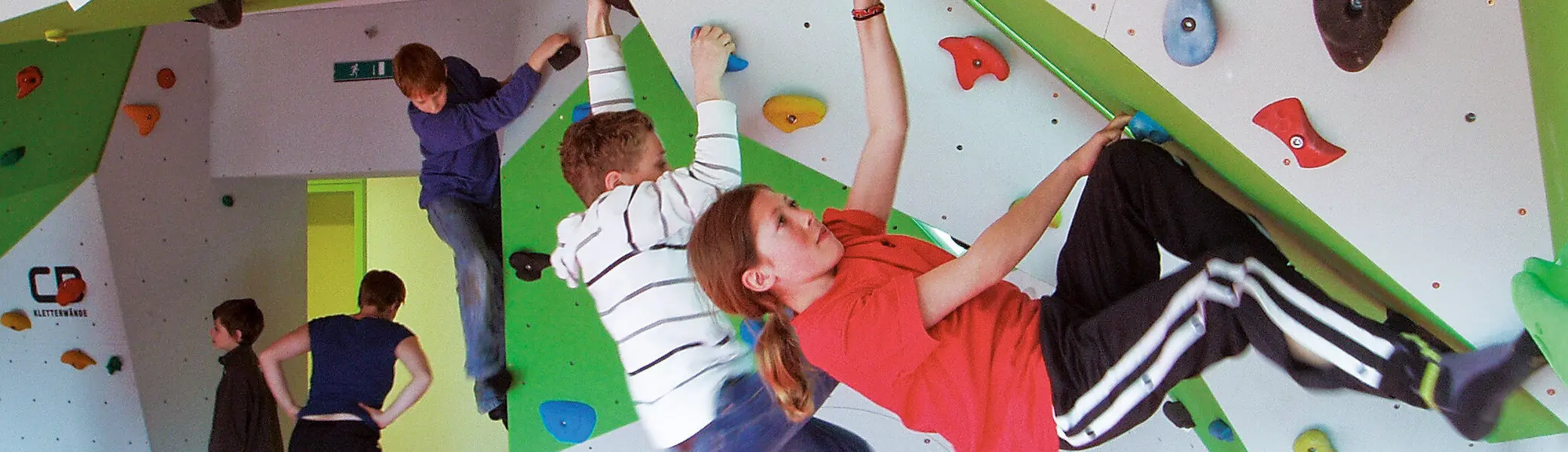 Jugendliche beim gemeinsamen Bouldern | © DAV / Jugendbildungsstätte Hindelang