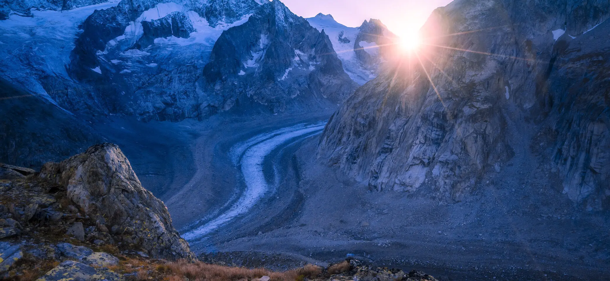 Sonnenaufgang zwischen verschneiten Berggipfeln | © DAV/Silvan Metz